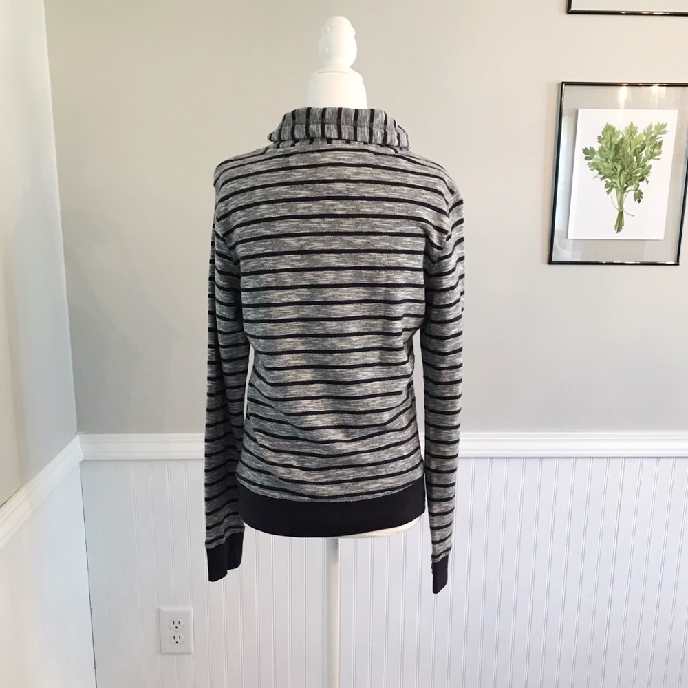 Sperry Hooded Sweatshirt-missing string - Picture 3 of 4